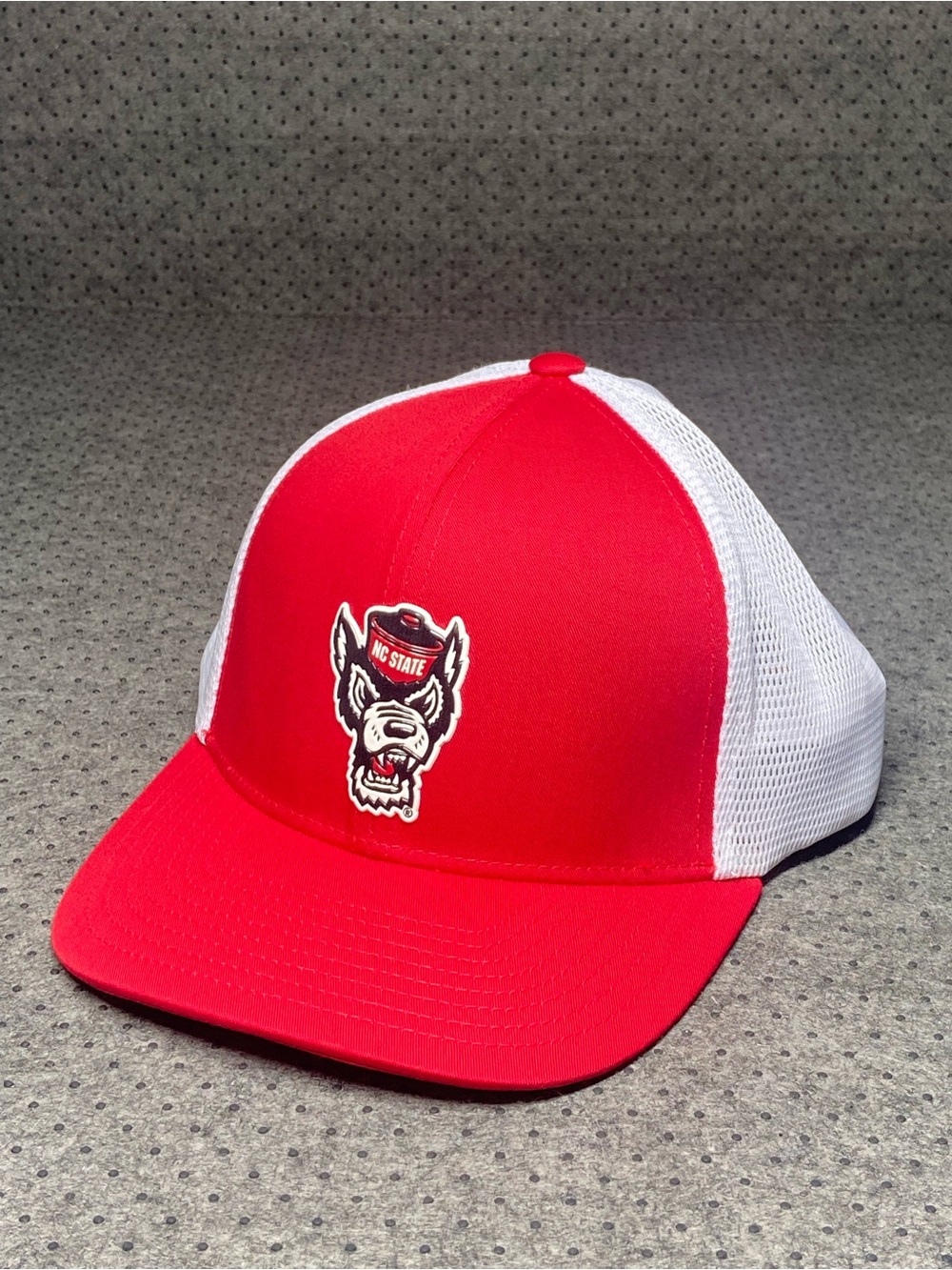 NC State Wolfpack NCAA Hat/cap White /Red Size XL Mesh Trucker Wolf Patch NWT